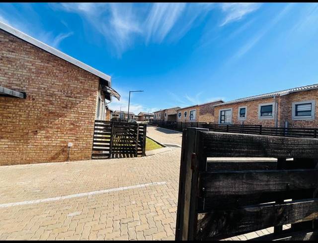 2 BEDROOM TOWNHOUSE FOR SALE IN GROBLERPARK